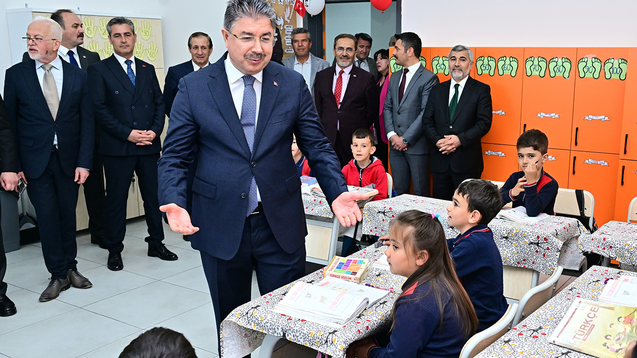 Vali Yılmaz Sınıfları Ziyaret Etti