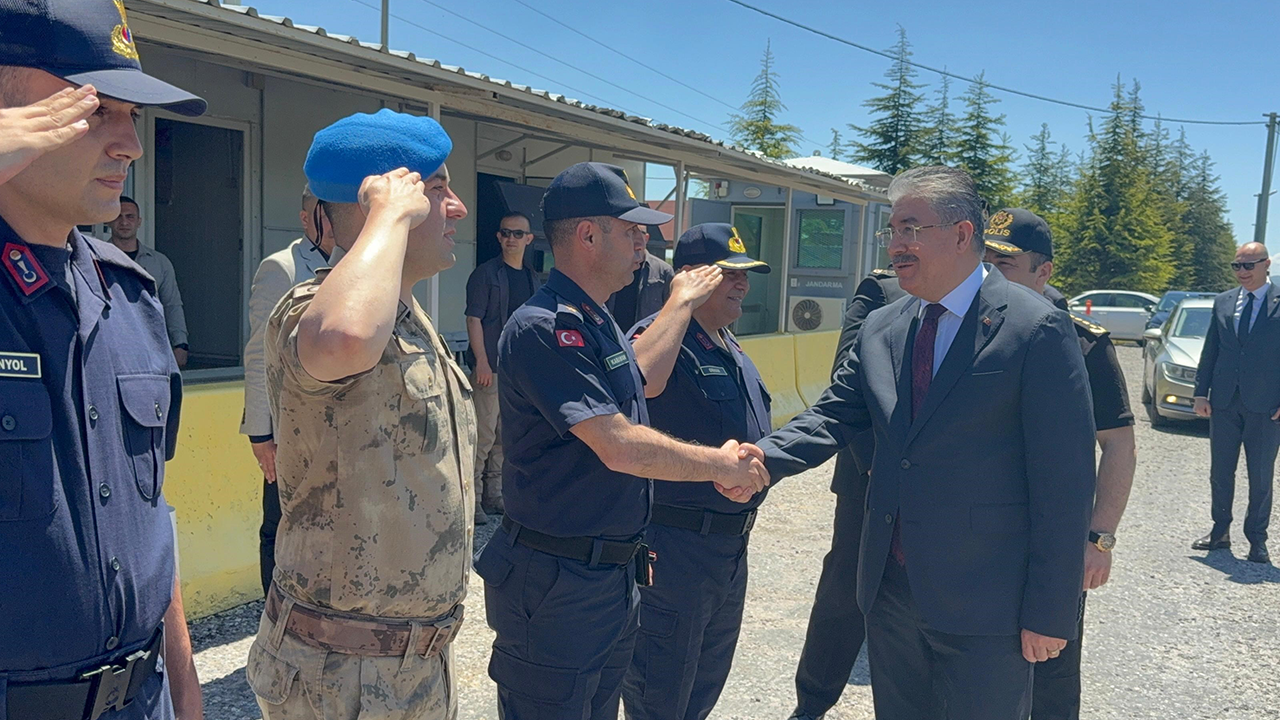 Vali Yılmaz'dan Jandarma Kontrol Noktasına Ziyaret