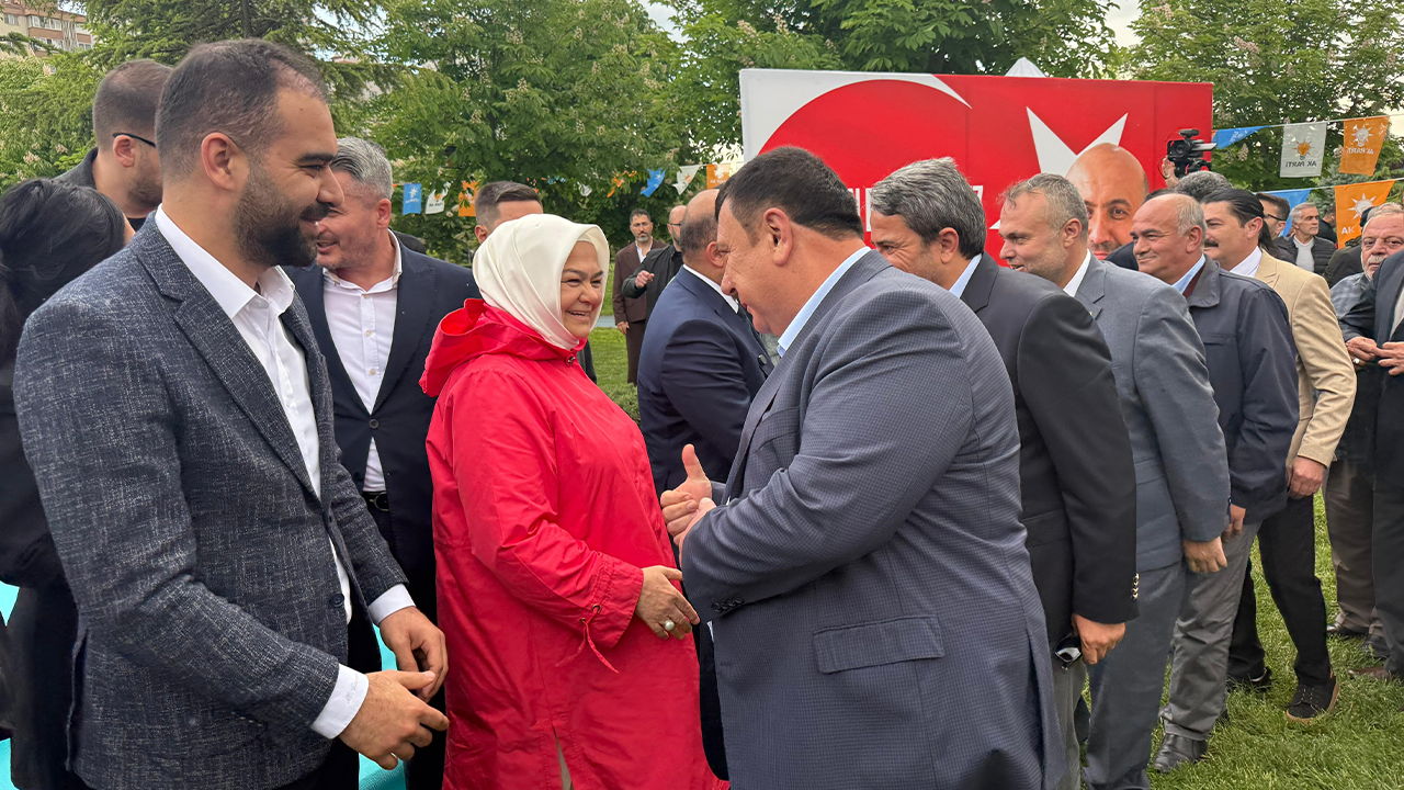 Vekil Gürcan Partililer Ve Vatandaşlarla Tek Tek Bayramlaştı