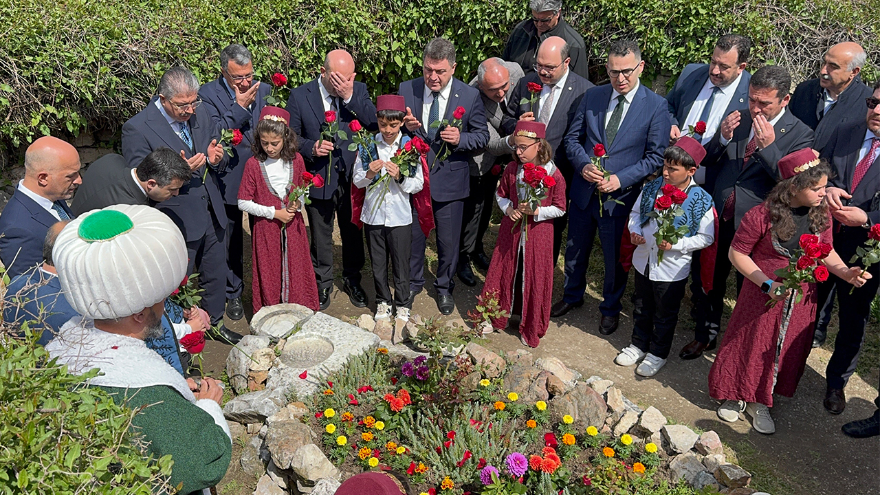 Yunus Emre Kabri Başında Dualarla Anıldı