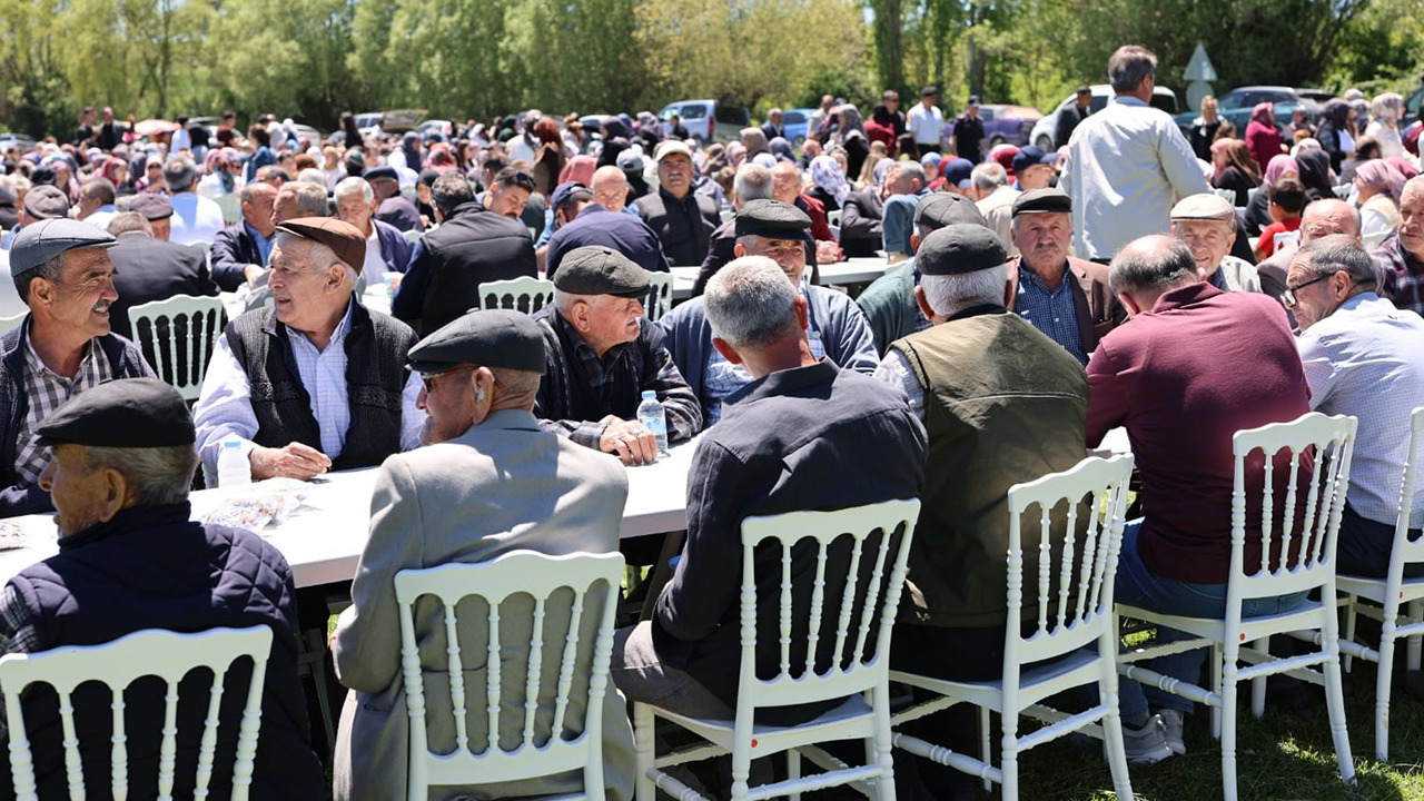 Yüzlerce Kişi Dua Sonrası Aynı Sofrada Buluştu