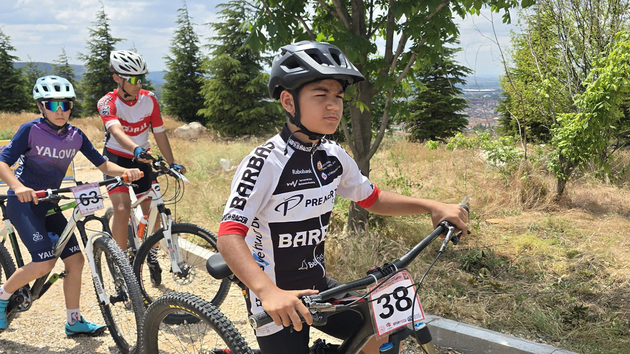 1. Bölge 2. Etap Yol Bisikleti Yarışlarına Çok Sayıda Sporcu Katıldı
