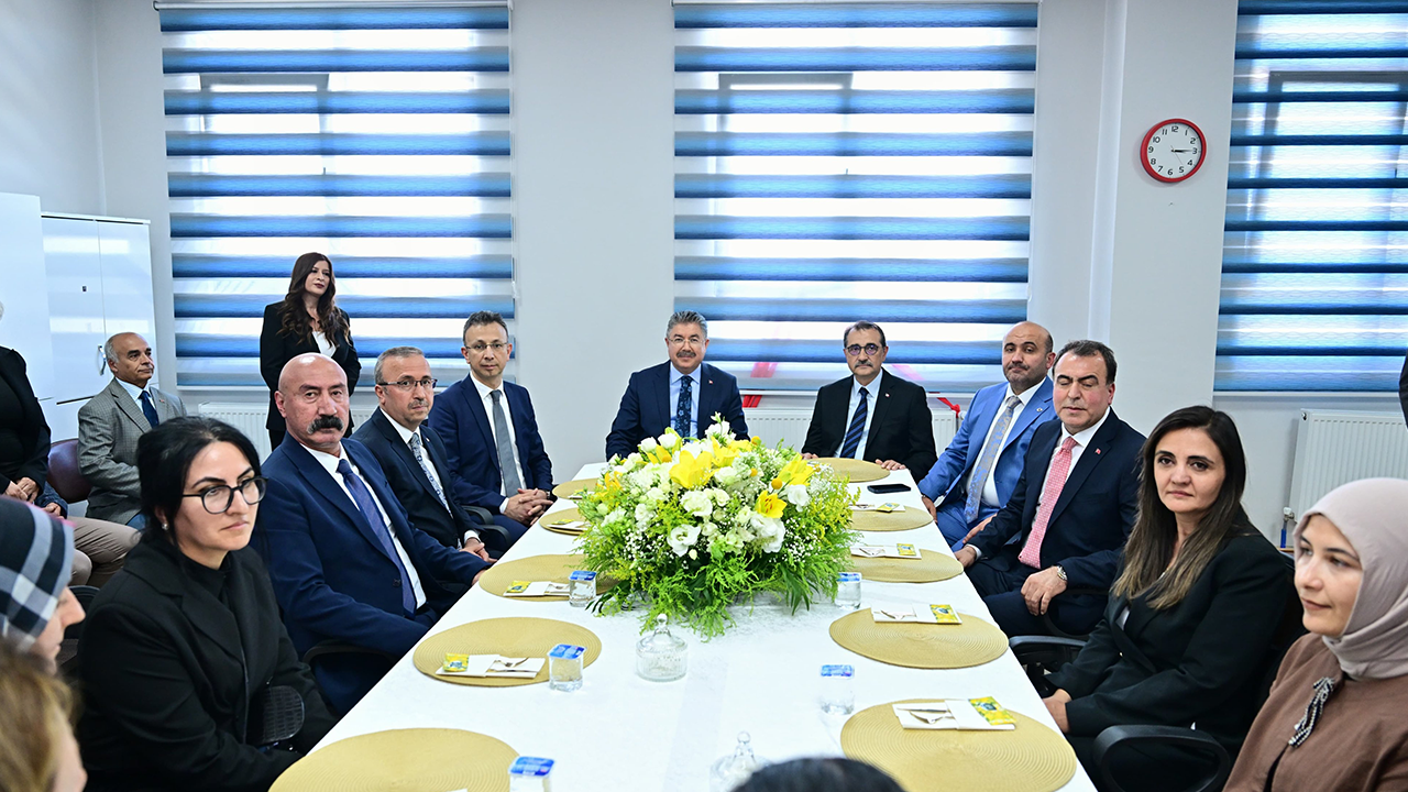 Açılış Töreni Sonrası Öğretmenlerle Bir Araya Gelindi