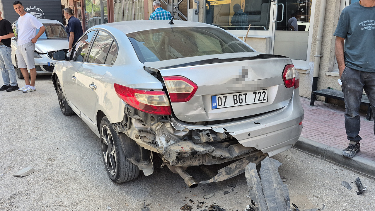 Alkollü Ve Ehliyetsiz Sürücü Araçlarda Maddi Hasara Yol Açtı