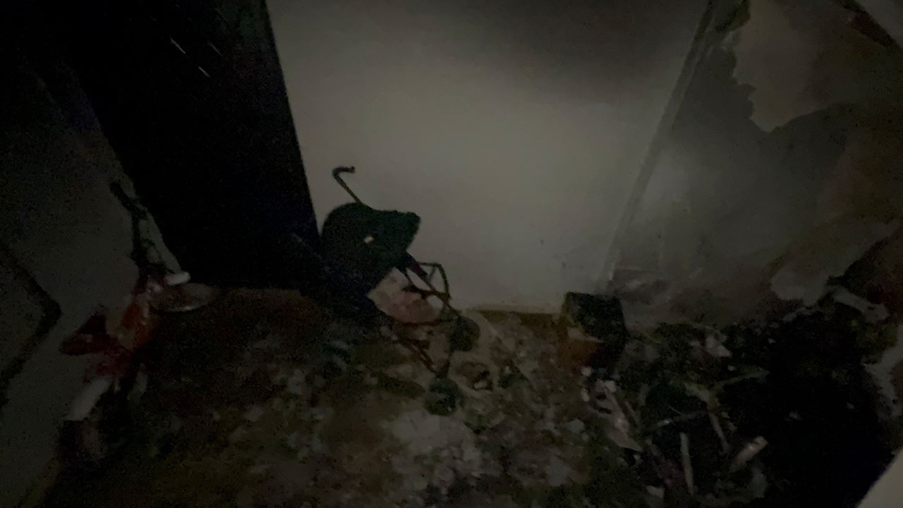 Apartman Girişi Yangında Adeta Küle Döndü