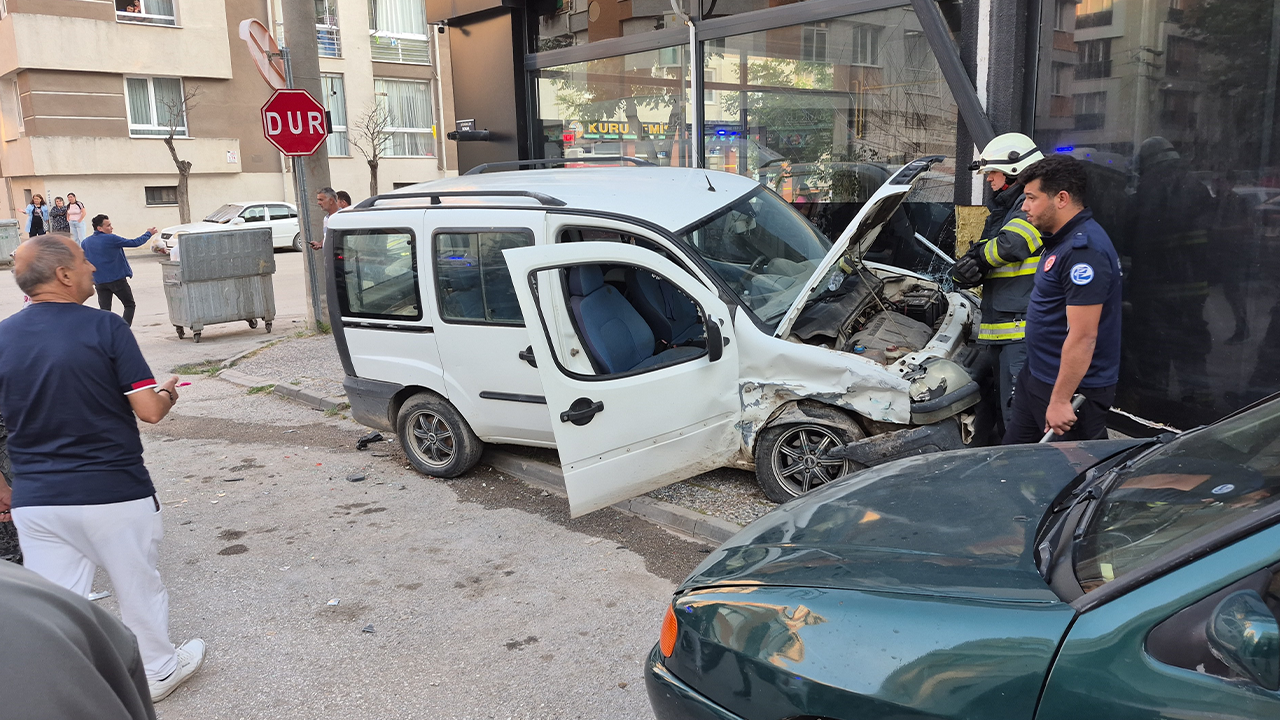 Araçlardan Biri Kaldırıma Çıkarak Durabildi
