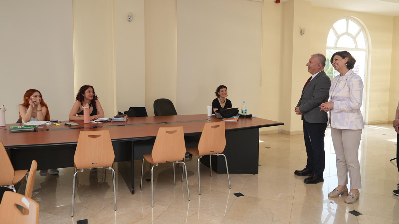Başkan Ünlüce'den Sosyal Kütüphane'ye Ziyaret