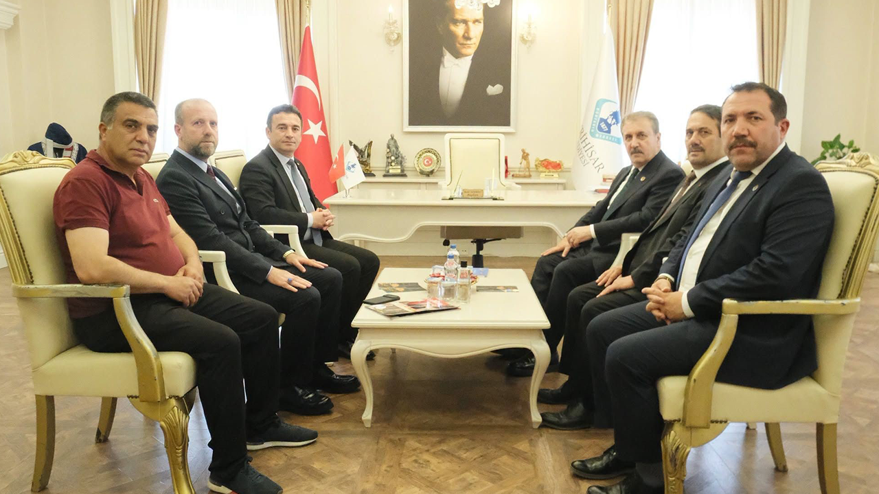 Bbp Genel Başkani Desti̇ci̇'den Si̇vri̇hi̇sar Beledi̇yesi̇'ne Zi̇yaret