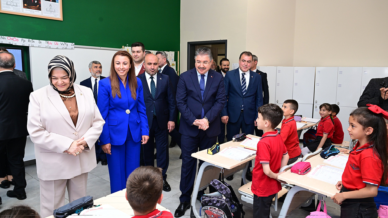 Cevat Ünügür İlkokulu Açılış Töreninde Sınıflar Ziyaret Edildi