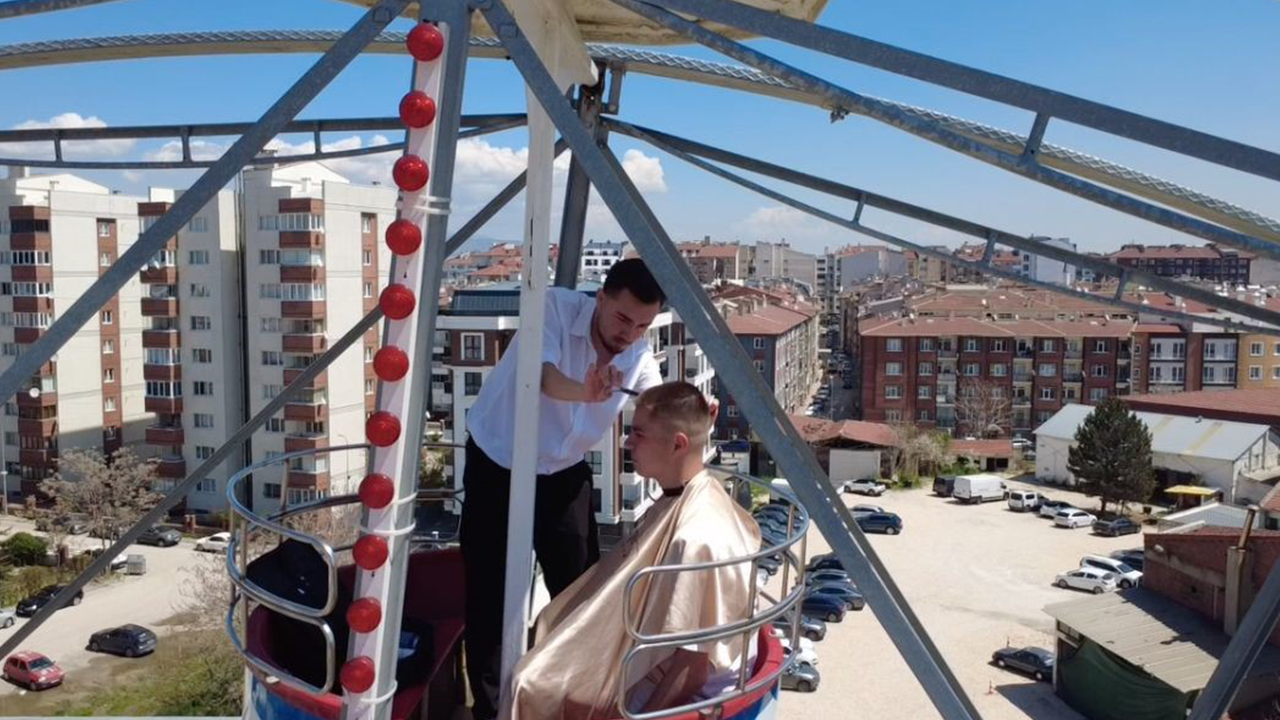 Dönme Dolabın Tepesinde Saç Kesimi