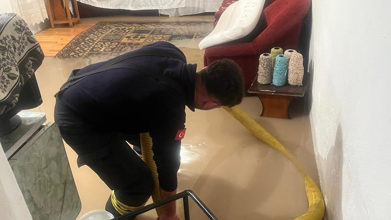 Ekiplerden Su Baskınına Müdahale Çalışması