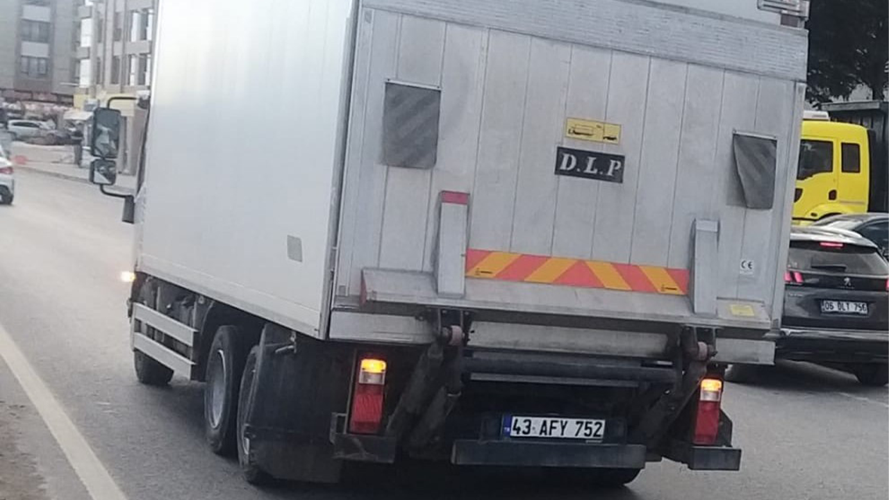 El Freni Çekilmeyen Kamyon Trafiğin Içine Daldı
