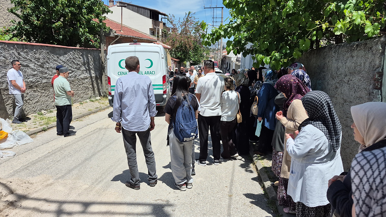 Evi̇ni̇n Önünde Helalli̇k Alindi