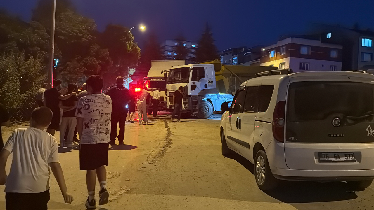 Freni Boşalan Kamyon Diğer Araçlara Çarparak Durabildi