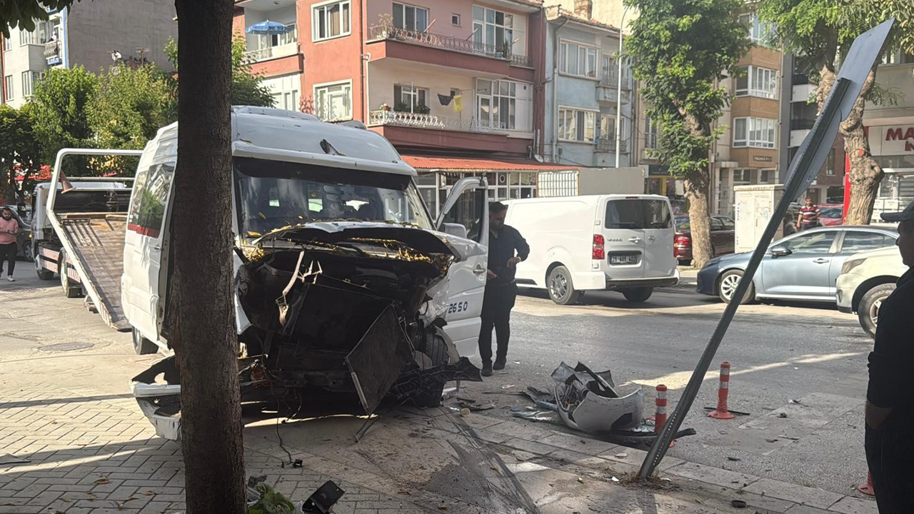Işçi Servisindeki Yolcular Yaralandı