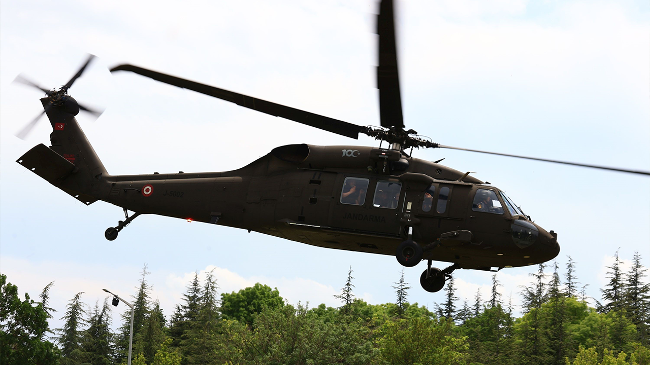 Jandarma Helikopterinden Selamlama Uçuşu