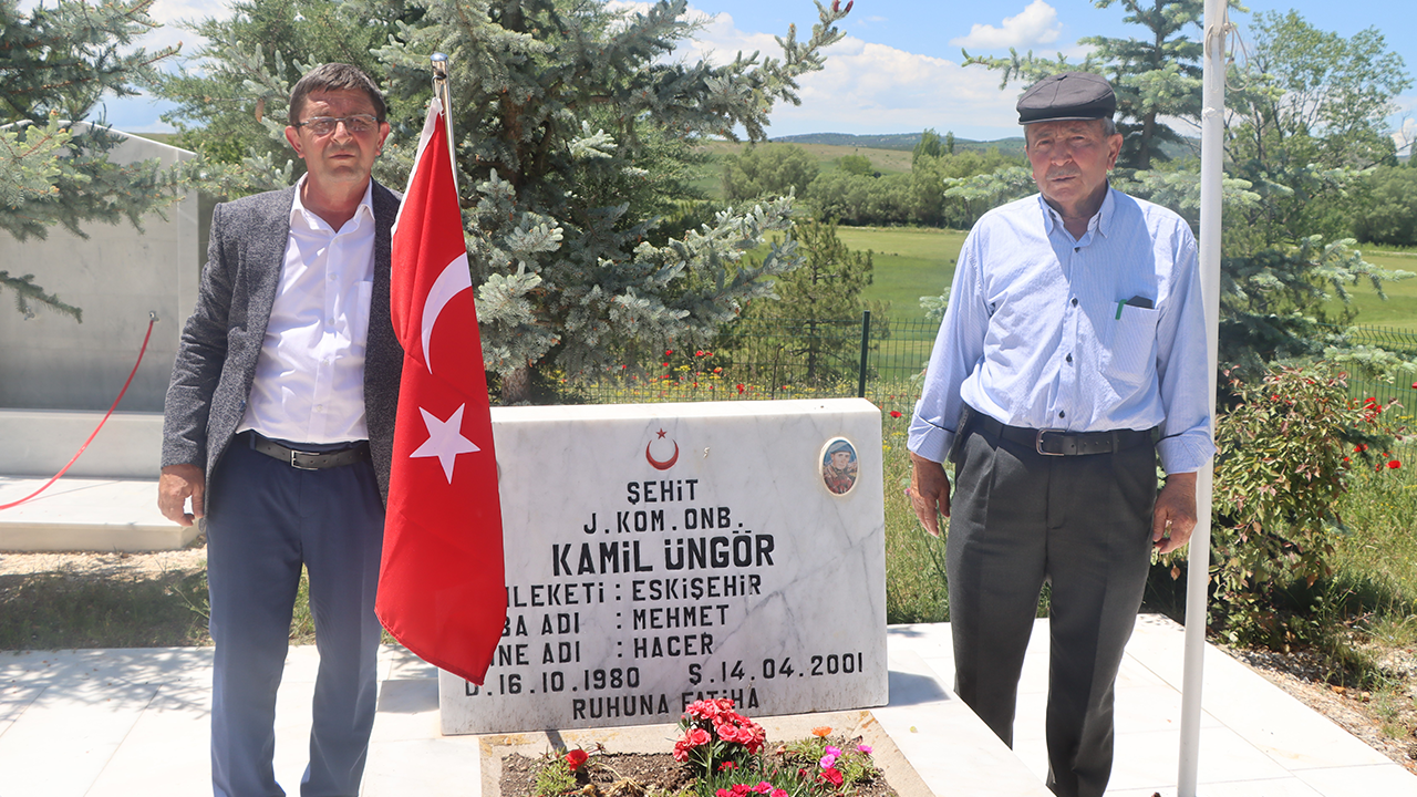 J.kom.onb. Kamil Üngör'ün Kabri