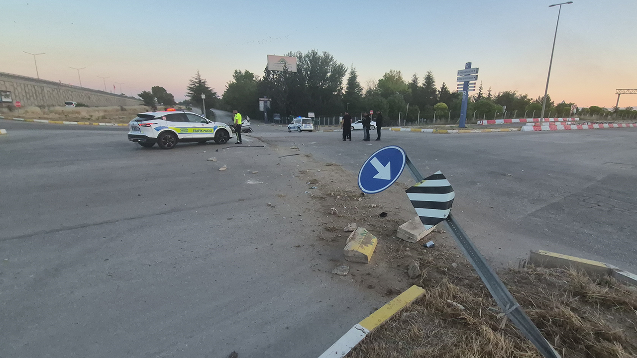 Kontrolden Çıkan Otomobil Refüje Çarpıp Takla
