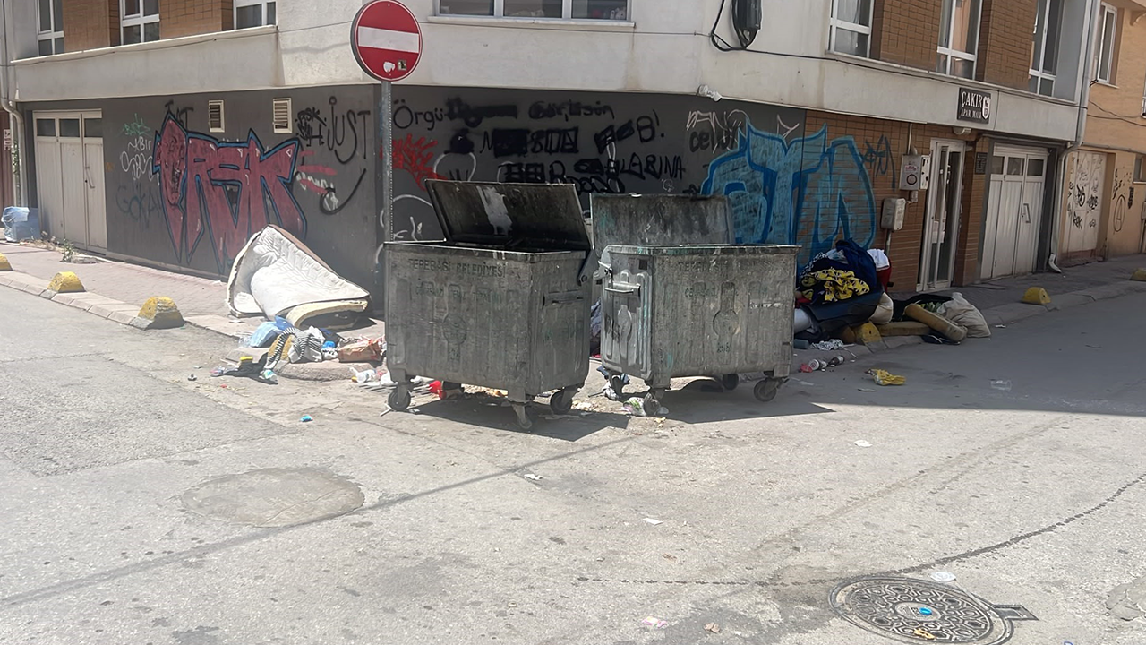 Mahalle Sakinleri Çöplerin Toplanmadığını Iddia Ediyor