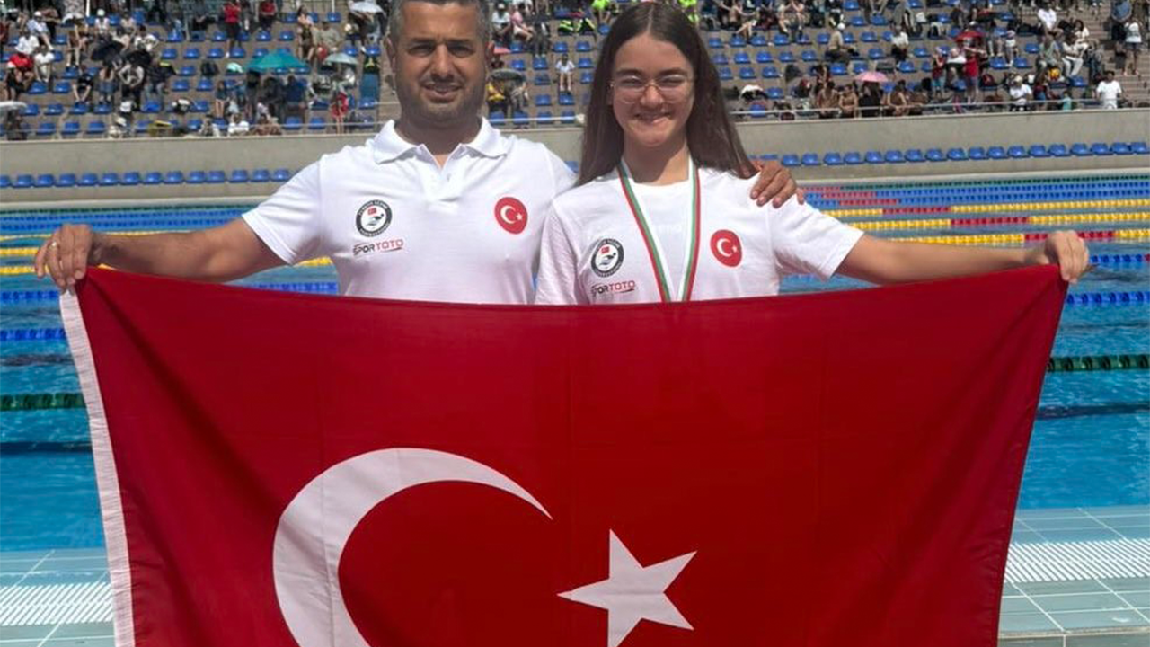 Milli Yüzücü Ecrin Çevik