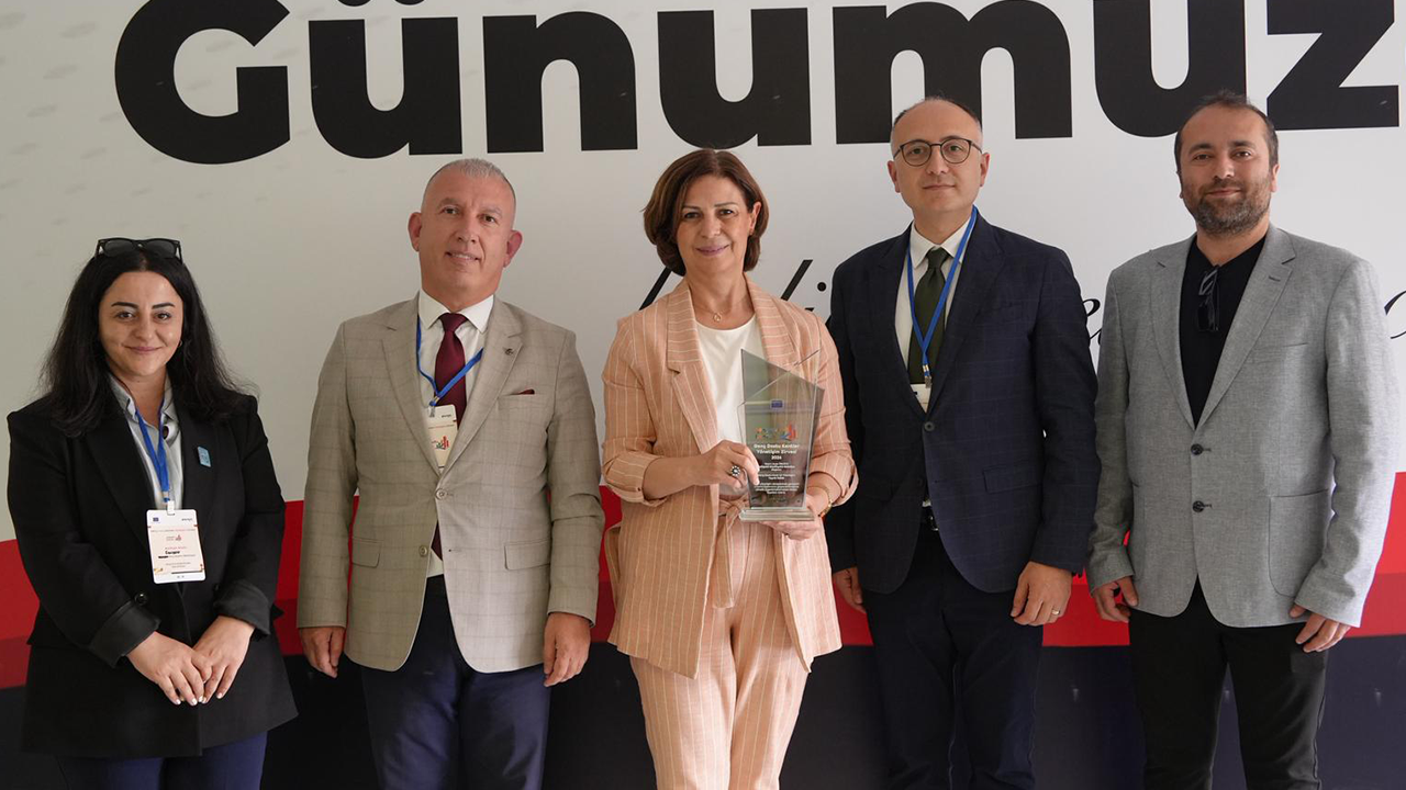 Ödül Başkan Ünlüce'ye Takdim Edildi