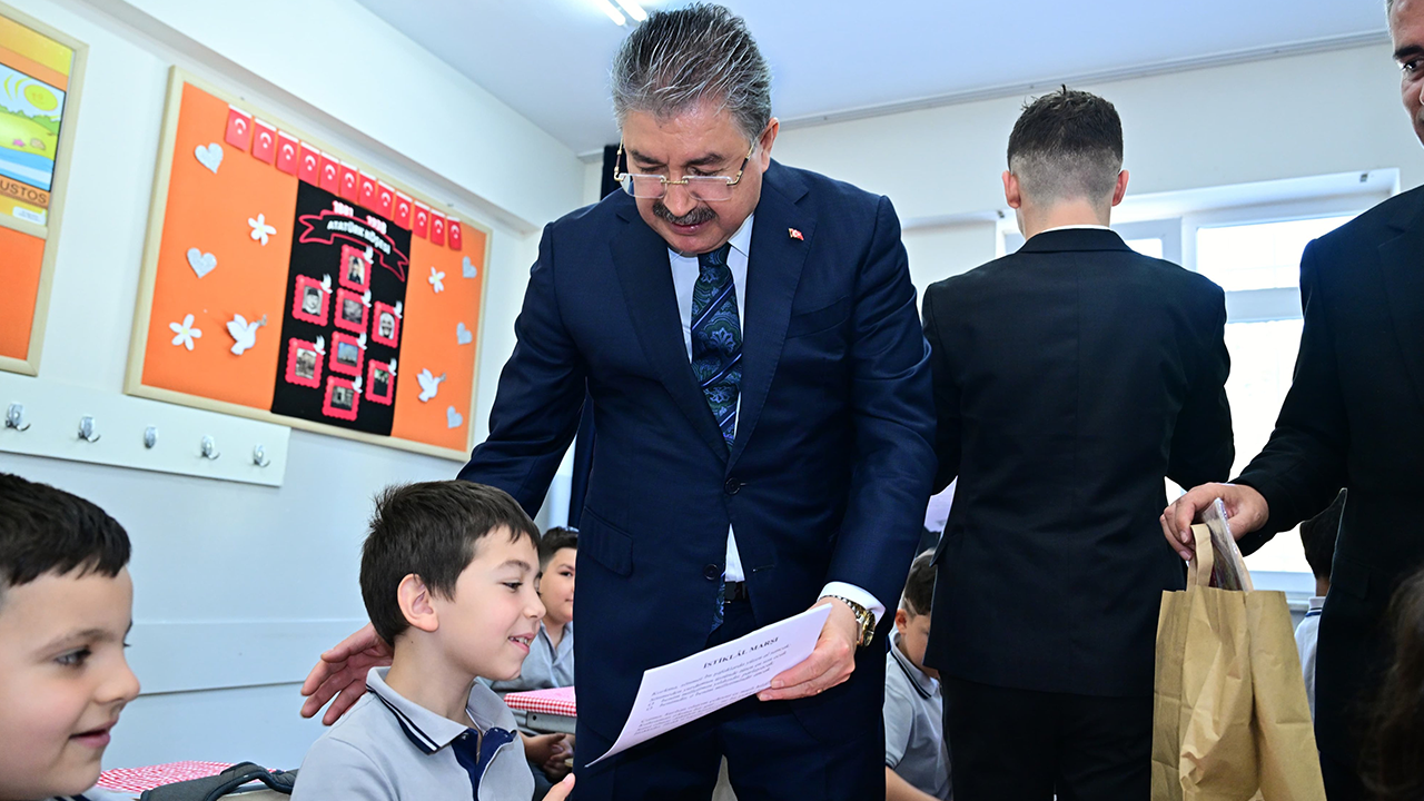 Öğrenciler Karnelerini Vali Yılmaz'dan Aldı