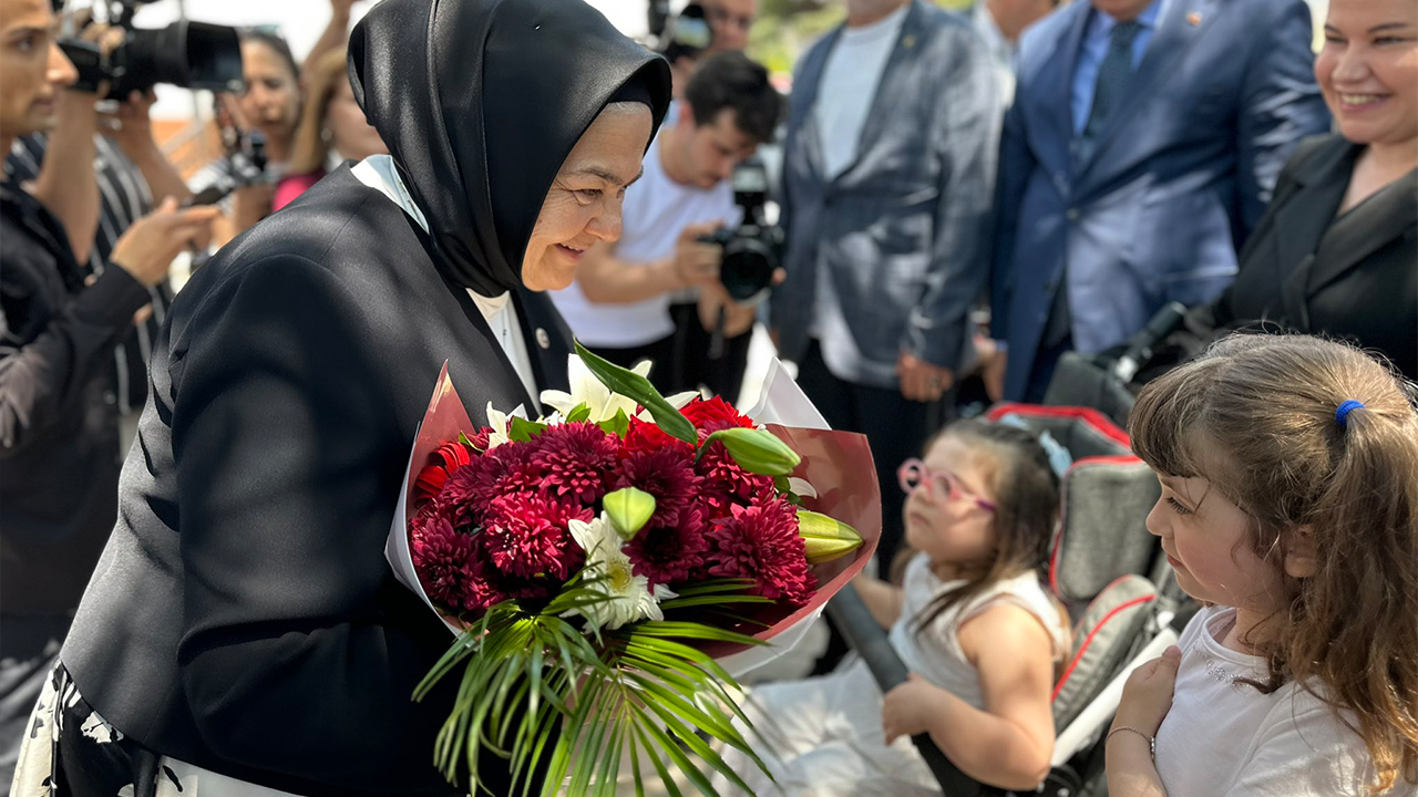 Öğrencilerden Vekil Gürcan'a Çiçek Takdim Edildi