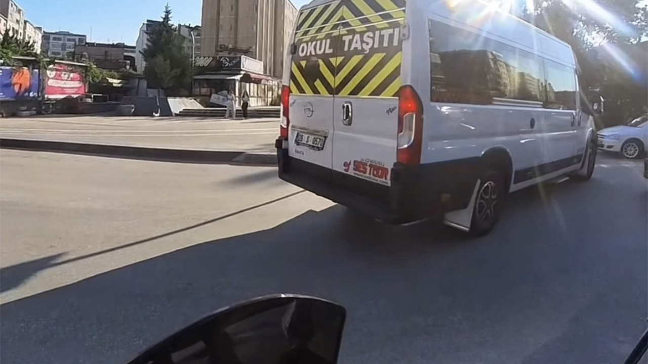 Önce Motosikletin Önüne Kırdı, Sonra Ters Yöne Girdi