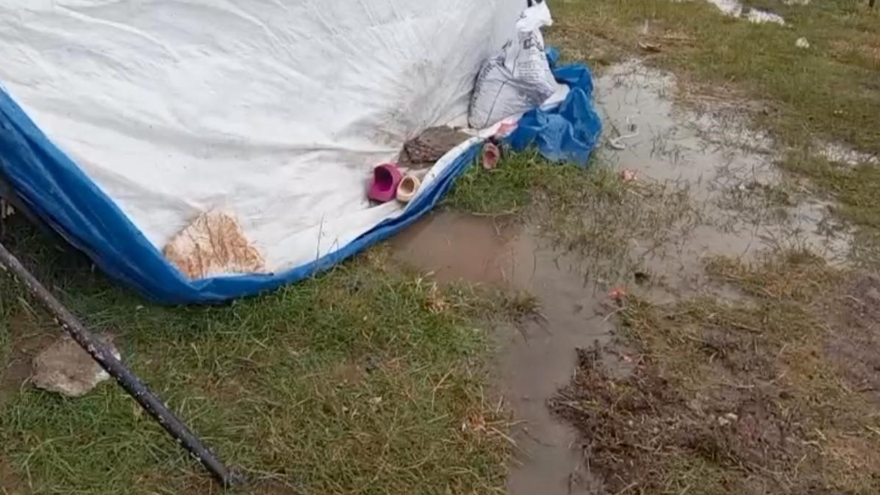 Sağanak Sonrasi Çadirlari Su Basti