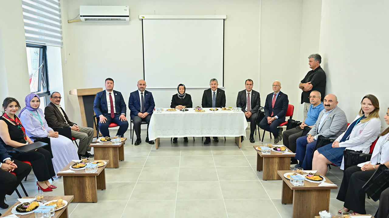 Sağlık Çalışanları Ile Bir Araya Gelindi