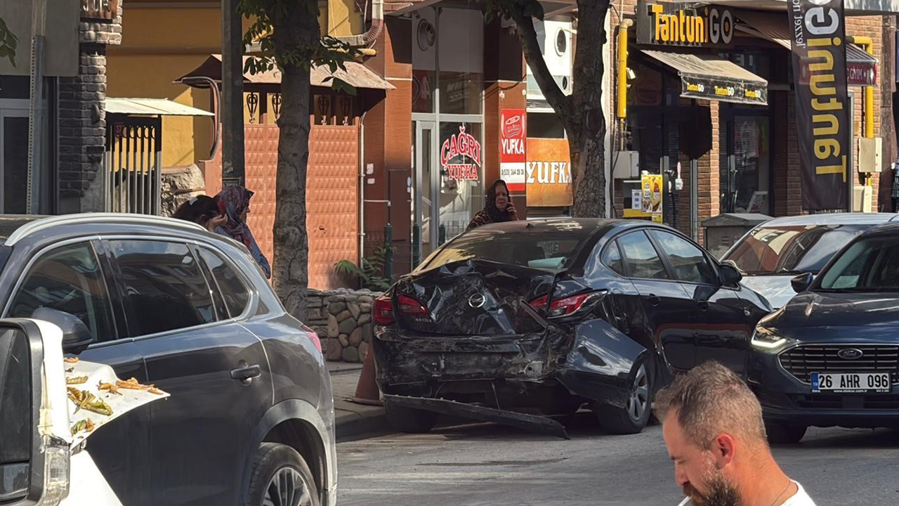 Savrulan Araçlar Park Halindeki Otomobillere Çarptı