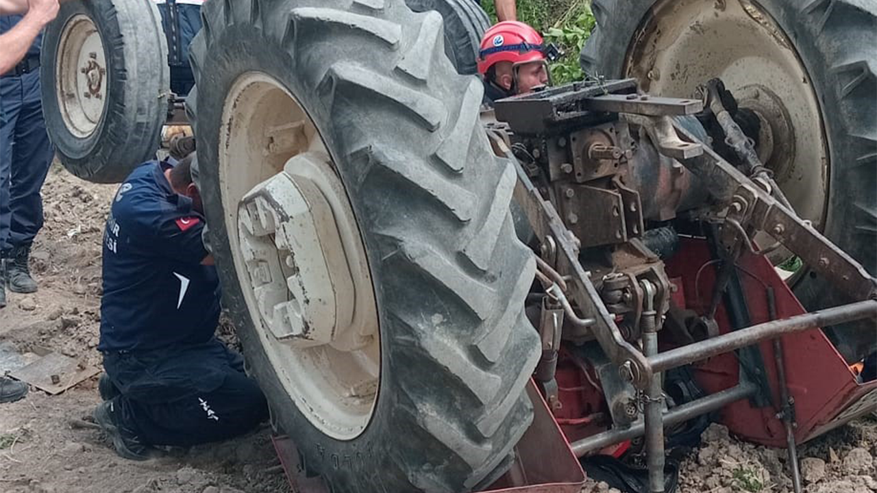 Traktörün Altında Kalan Yaşlı Adam Güçlükle Kurtarıldı