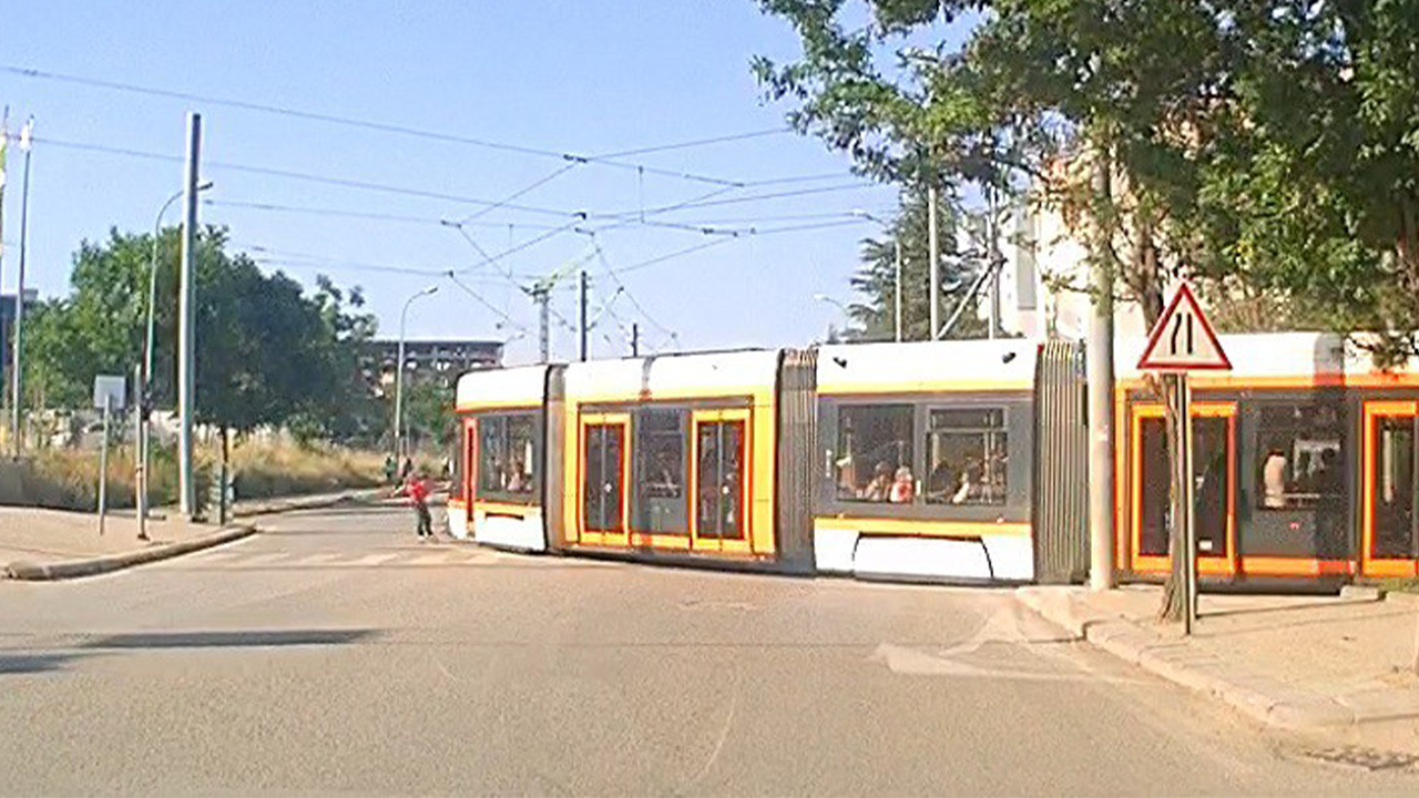 Tramvaya Tutunarak Paten Kaydırlar