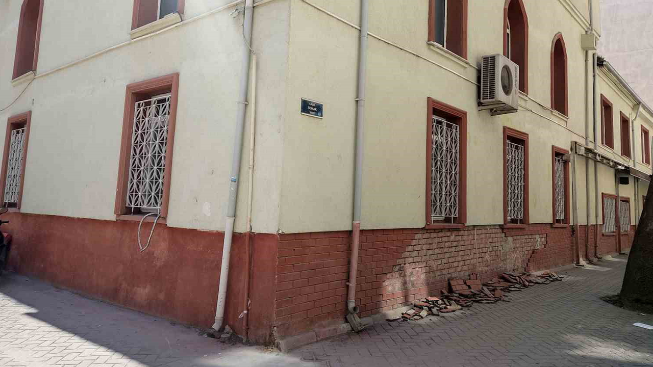 Tuğlalar Kaldırıma Döküldü
