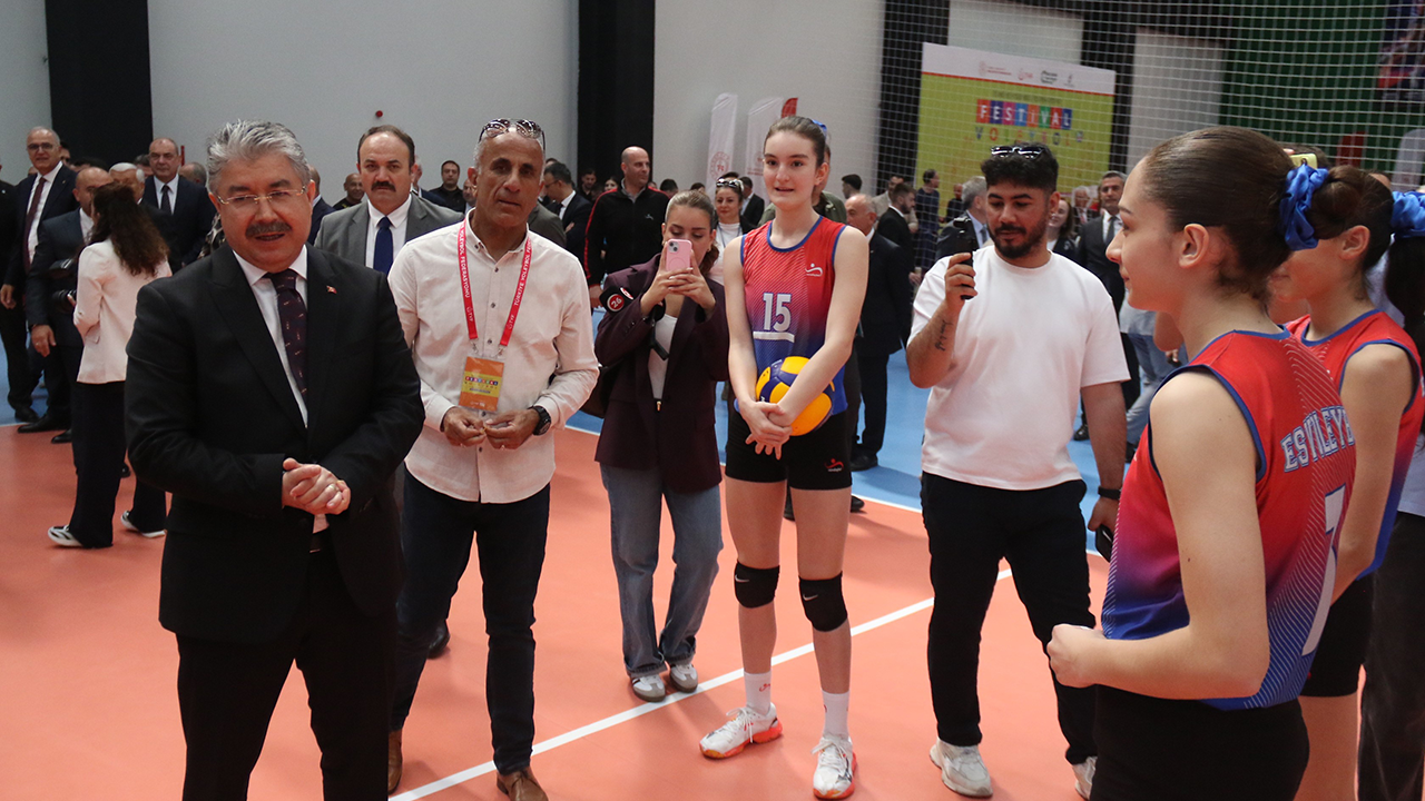 Vali Yılmaz Genç Voleybolcularla Bir Araya Geldi