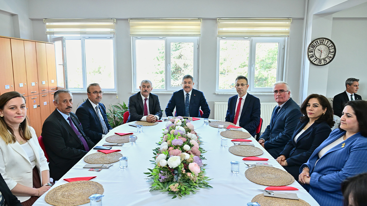 Vali Yılmaz Karne Töreni Ziyaretinde Öğretmenlerle Bir Araya Geldi