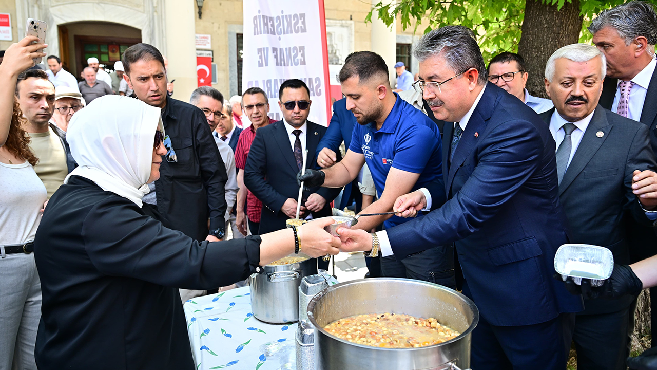 Vali Yılmaz Vatandaşlara Aşure Ikram Etti