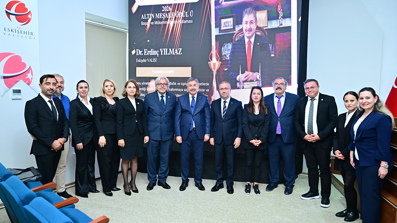 Vali̇ Yilmaz'a Yilin Mülki̇ İdare Ami̇ri̇ Ödülü Takdi̇m Edi̇ldi̇