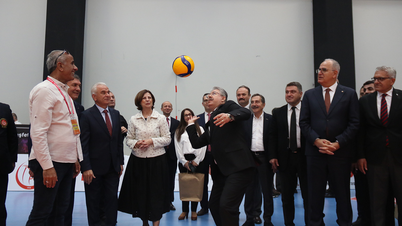 Vali Yılmaz'dan Açılış Töreninde Sahaya Indi