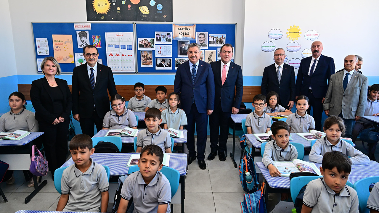 Vekil Dönmez Ve Vali Yılmaz Öğrencilerle Buluştu