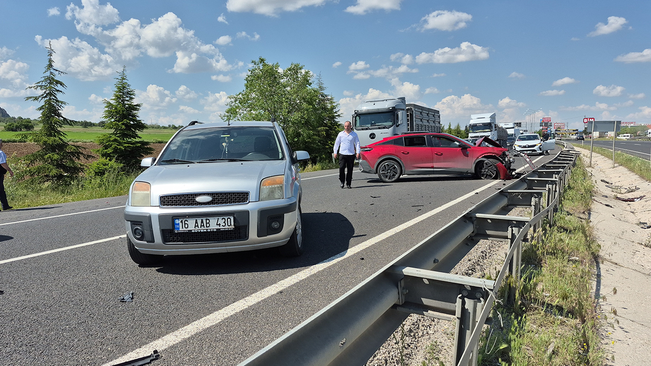 Zincirleme Kaza Nedeniyle Yol Bir Süre Trafiğe Kapandı