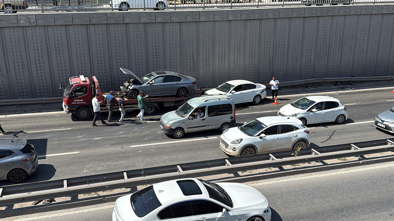 3 Araçlı Kaza Nedeniyle Trafik Akışı Durma Noktasına Geldi
