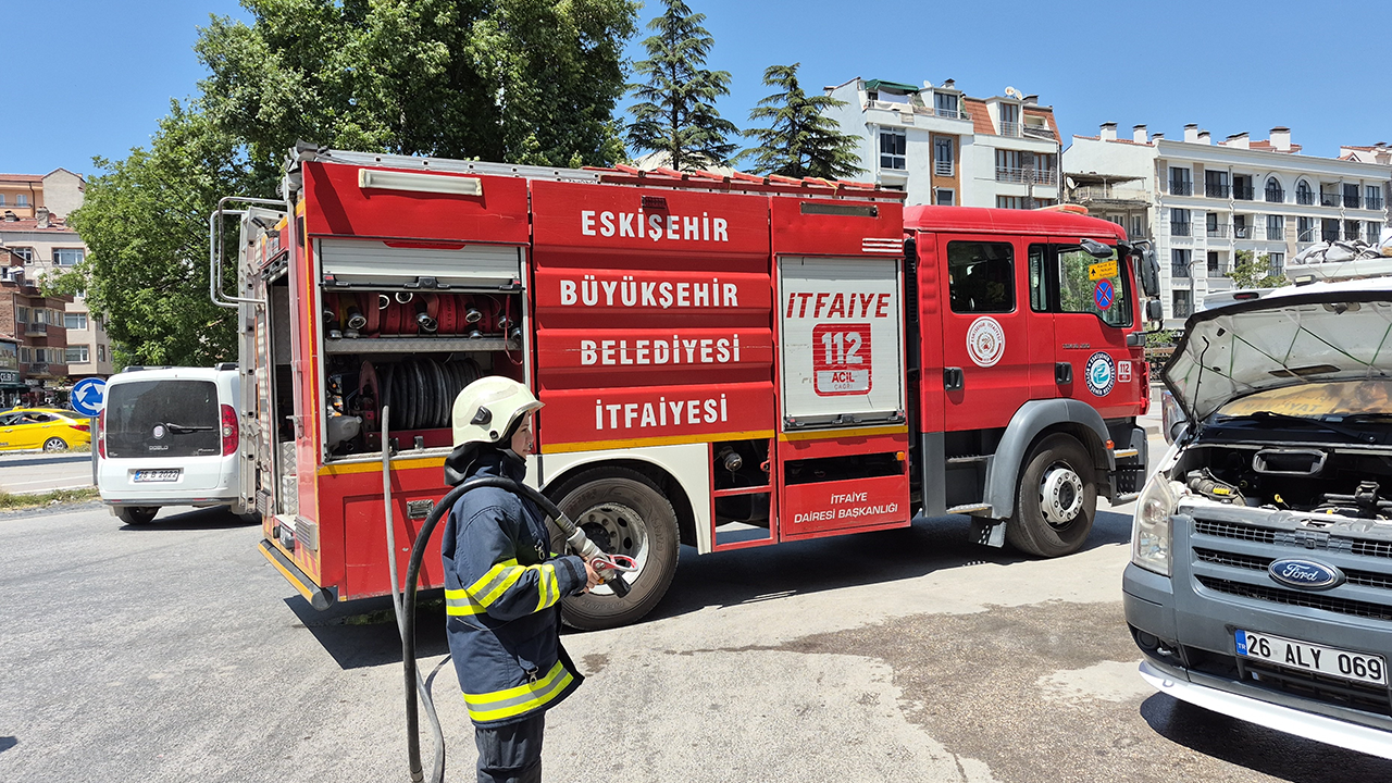 Alev Alan Kamyonet Ekiplerce Söndürüldü