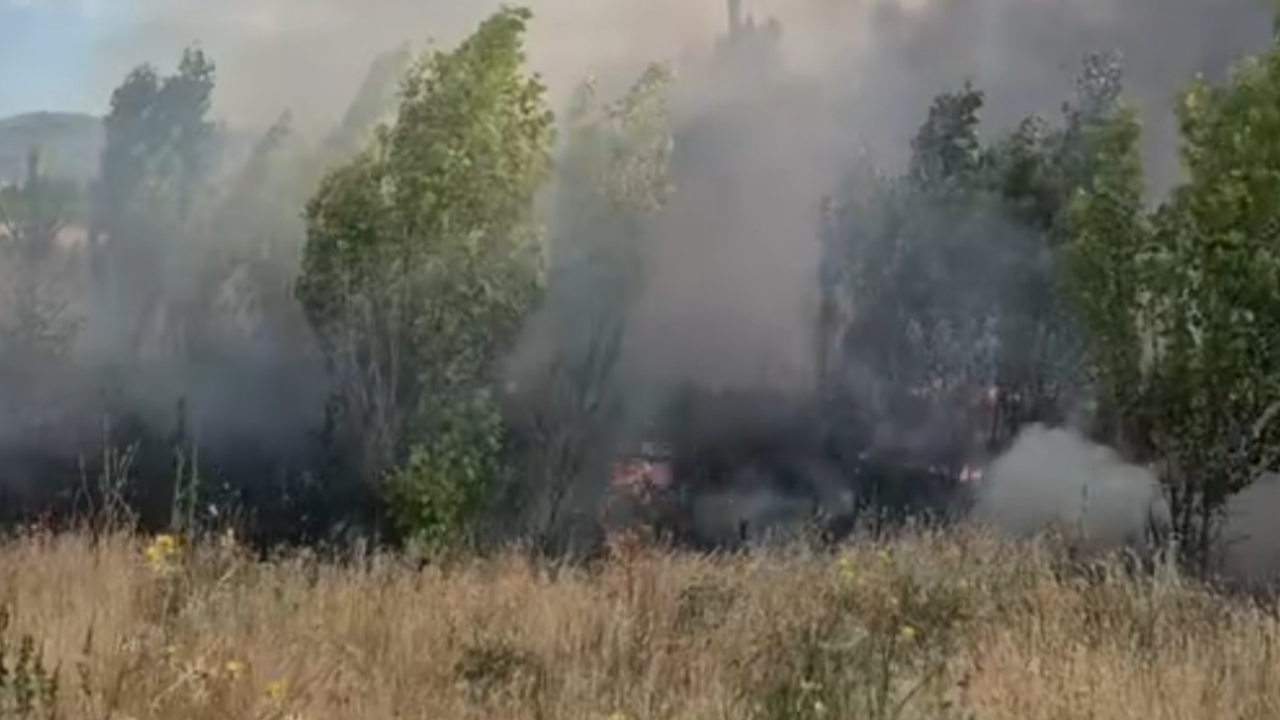 Alevlerin Arasında Kalan Ev Adeta Küle Döndü