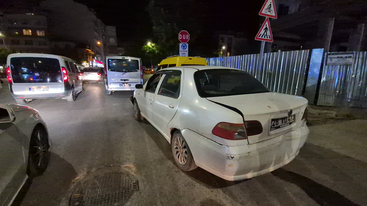 Araçlarda Maddi̇ Hasar Oluştu 2 Ki̇şi̇ Yaralandi