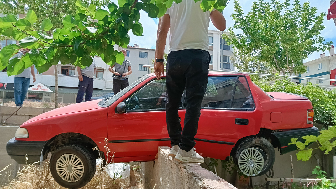 Bahçeye Uçan Araç Vinç Yardımıyla Çıkarıldı