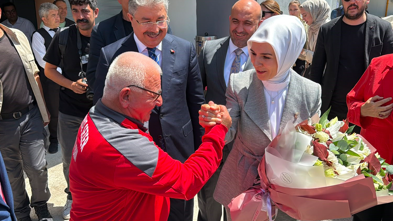Bakan Göktaş Açılış Töreninde Vatandaşlarla Yakından Ilgilendi
