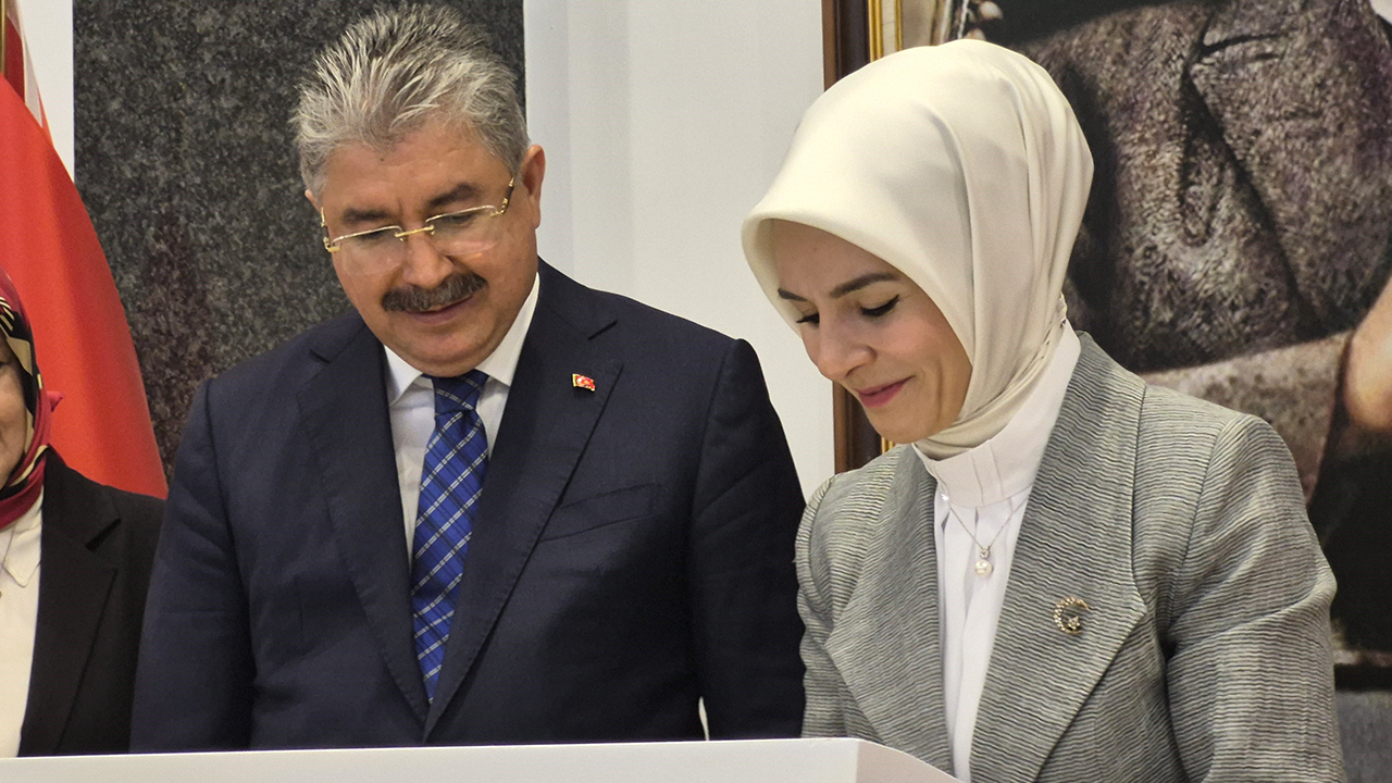 Bakan Göktaş Ziyaret Anısına Valilik Şeref Defterini Imzaladı