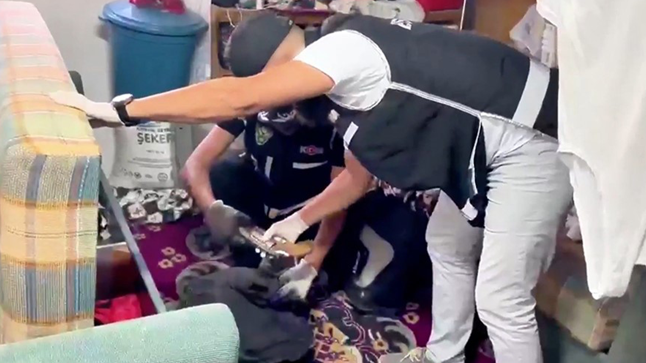 Bazı Şahısların Evlerinde Yapılan Aramalarda Silah Ele Geçirildi
