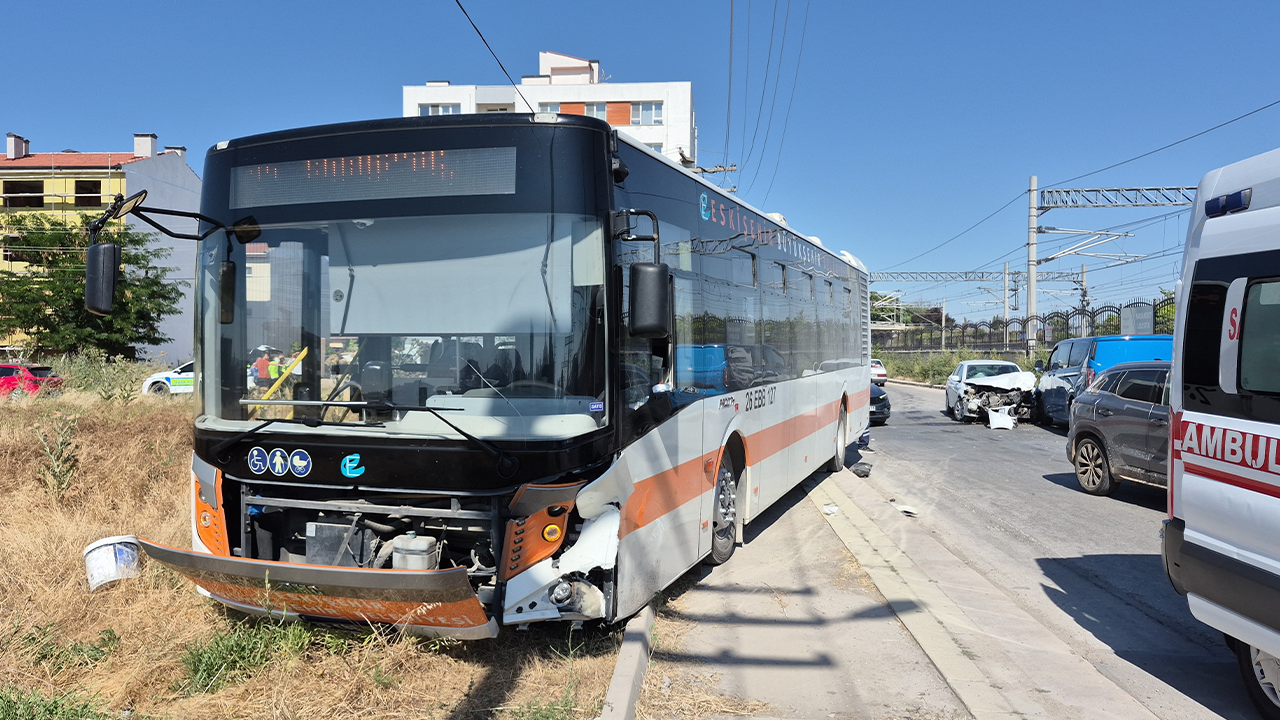 Belediye Otobüsü Ve Minibüs Otomobile Çarptı
